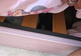 Dormitorio infantil con cama cajoneras y mesita