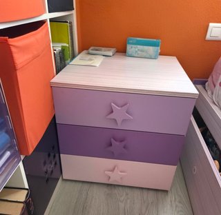 Dormitorio infantil con cama cajoneras y mesita