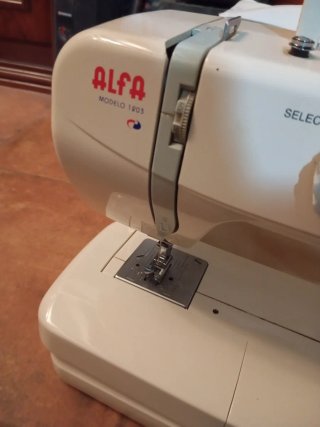 Máquina de coser Alfa Modelo 1203