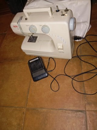 Máquina de coser Alfa Modelo 1203