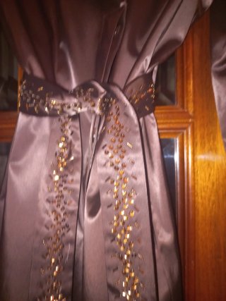 Gabardina Talla 38 Morada con Detalles Dorados