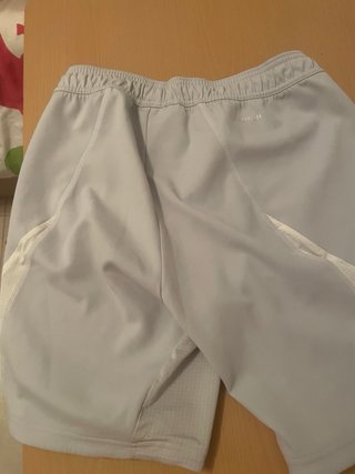 Pantalón corto Adidas gris