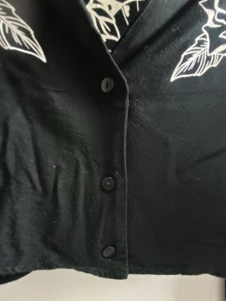 Camisa Bershka Negra Estampada Serpiente Rosas