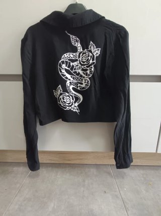 Camisa Bershka Negra Estampada Serpiente Rosas