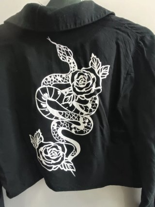Camisa Bershka Negra Estampada Serpiente Rosas