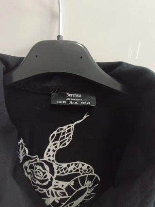 Camisa Bershka Negra Estampada Serpiente Rosas