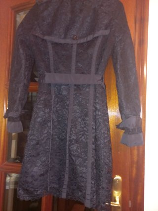 Gabardina negra con encaje