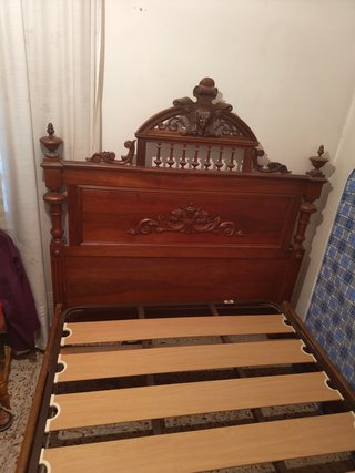 Cama antigua isabelina S. XIX nogal tallada