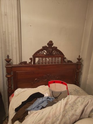 Cama antigua isabelina S. XIX nogal tallada