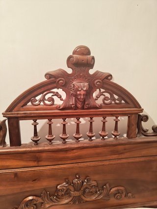 Cama antigua isabelina S. XIX nogal tallada