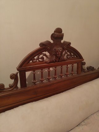 Cama antigua isabelina S. XIX nogal tallada