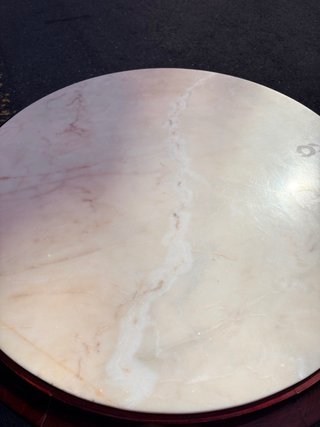 Mesa antigua redonda de mármol y madera