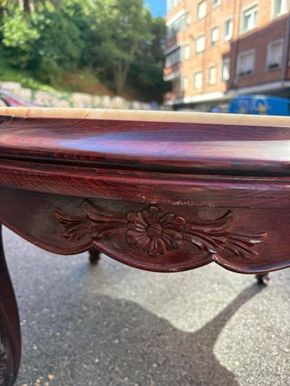 Mesa antigua redonda de mármol y madera