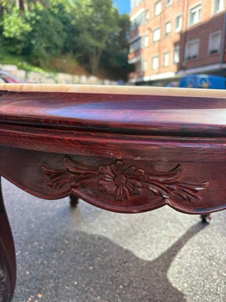 Mesa antigua redonda de mármol y madera