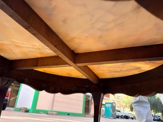 Mesa antigua redonda de mármol y madera