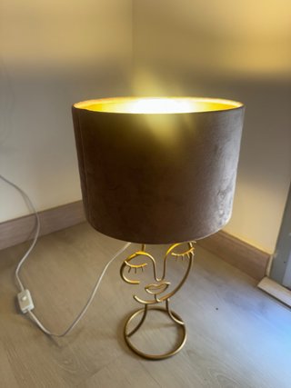 Lámpara de mesa diseño cara dorada