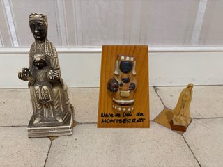 Lote 3 figuras religiosas: Montserrat y Virgen