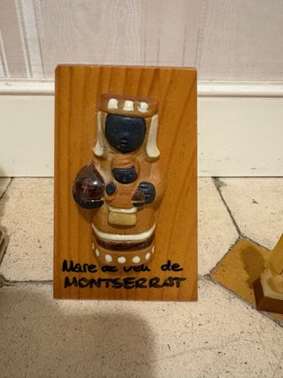 Lote 3 figuras religiosas: Montserrat y Virgen