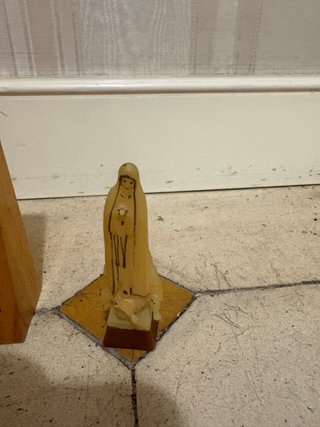 Lote 3 figuras religiosas: Montserrat y Virgen
