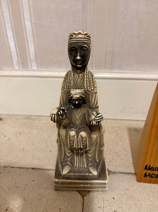 Lote 3 figuras religiosas: Montserrat y Virgen