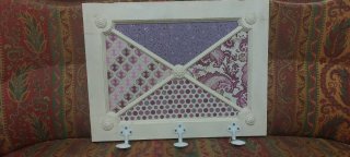 Colgador rústico artesano beige y morado.