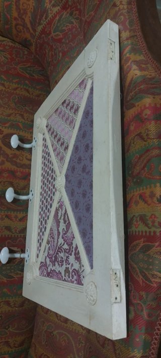 Colgador rústico artesano beige y morado.