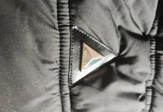 Piumino Guess nero con cappuccio e borchie