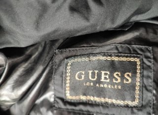 Piumino Guess nero con cappuccio e borchie