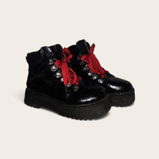 Botas negras con cordones rojos