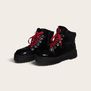 Botas negras con cordones rojos