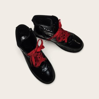 Botas negras con cordones rojos