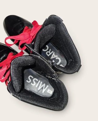 Botas negras con cordones rojos