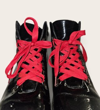 Botas negras con cordones rojos