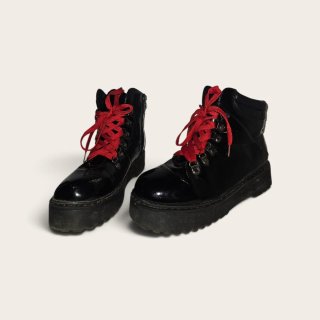 Botas negras con cordones rojos