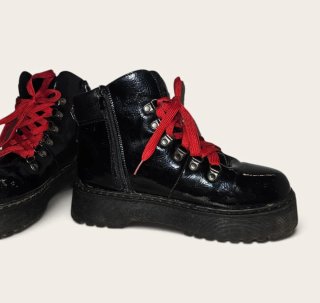 Botas negras con cordones rojos