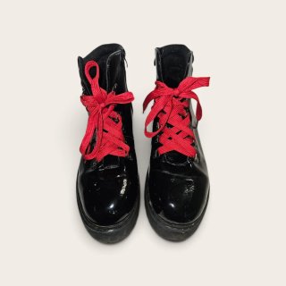 Botas negras con cordones rojos