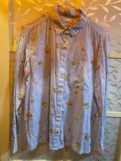 Camisa de rayas azules con flores