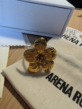 Anillo La Flor Arena Roja Dorado