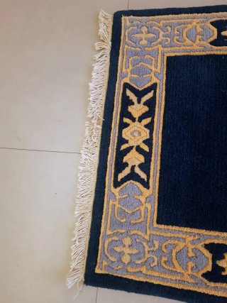 Alfombra alargada azul y dorada de lana