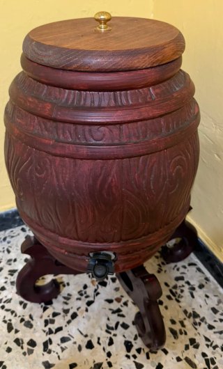 Tonel con grifo y soporte