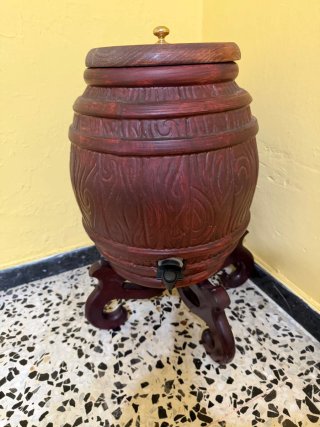 Tonel con grifo y soporte