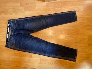 Pantalón vaquero con detalles
