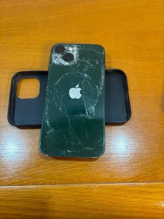 iPhone 13 verde pantalla rota atrás y bateria 80%