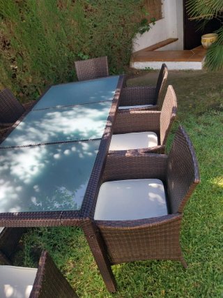 Mesa de jardín con sillas de mimbre. Con 6 sillas.