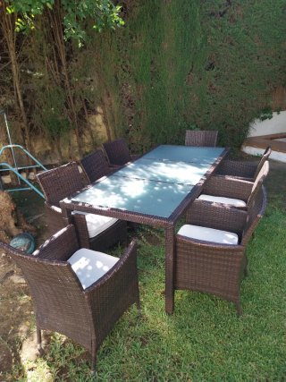 Mesa de jardín con sillas de mimbre. Con 6 sillas.