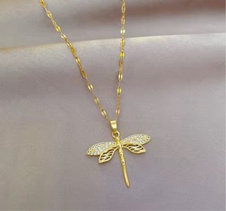 Collar Dorado con Colgante de Libélula
