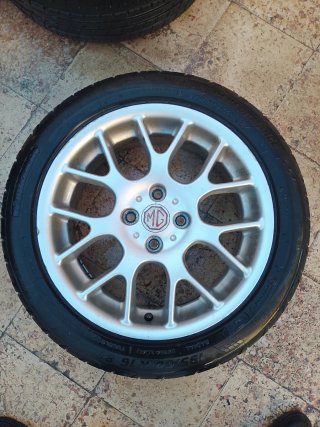 Llantas MG 16' con neumáticos 195/50R16