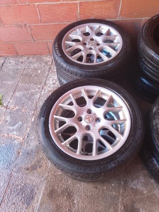 Llantas MG 16' con neumáticos 195/50R16