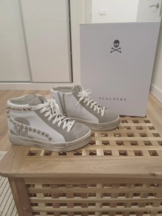 Botas Scalpers grises y blancas con tachuelas