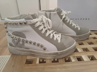 Botas Scalpers grises y blancas con tachuelas